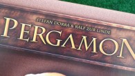 Pergamon Auteur : Stefan Dorra – Ralf Zur Linde Editeur : Iello Année : 2011 Joueurs : 2 à 4 Age : 10 à 99 ans Durée : 45 min On...